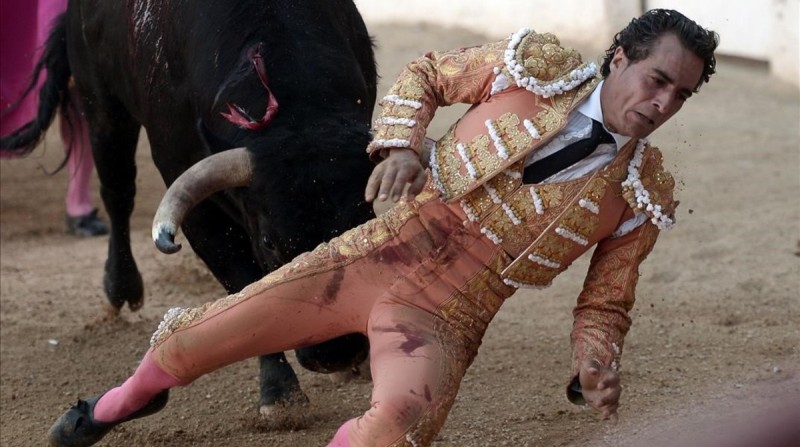 Η εκδίκηση του ταύρου - Νεκρός Ισπανός ταυρομάχος (Σκληρό Video) - Media