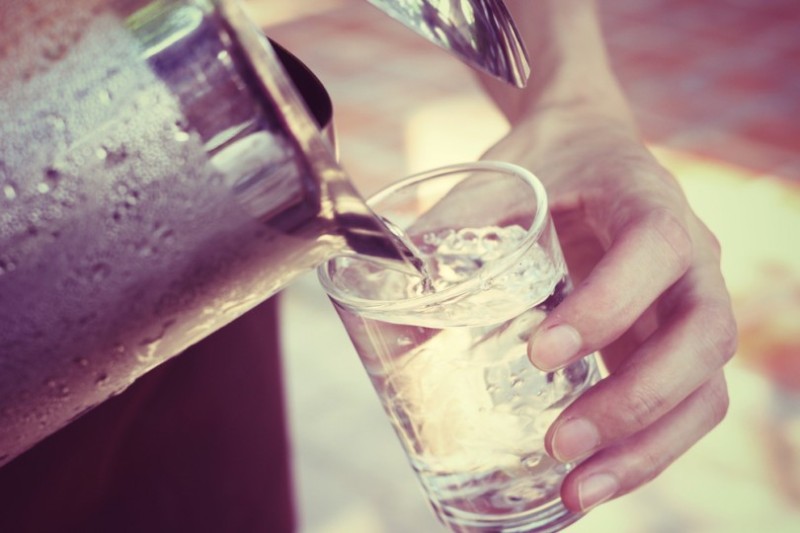 Πέντε σημάδια ότι πίνετε πολύ περισσότερο νερό από όσο χρειάζεστε - Media