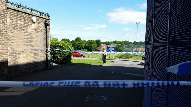 Αναστάτωση στη Βρετανία: Αυτοκίνητο έπεσε πάνω σε πεζούς έξω από τζαμί (Photos) - Media