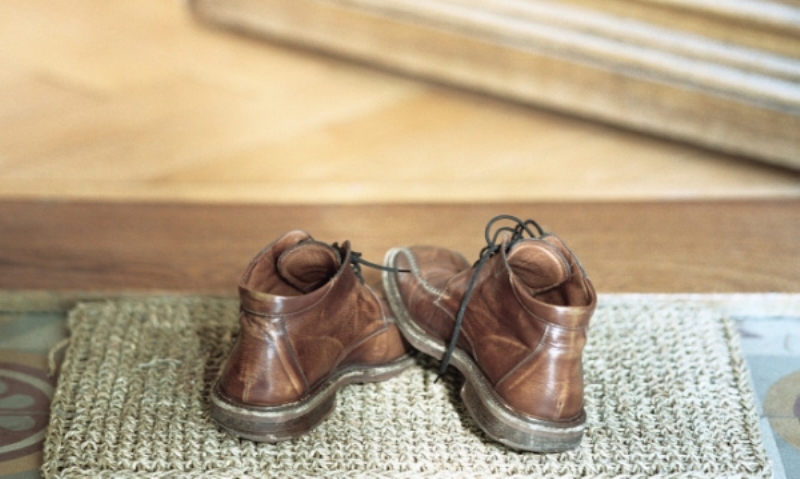 Τρεις βασικοί λόγοι για να μη φοράτε παπούτσια μέσα στο σπίτι - Media
