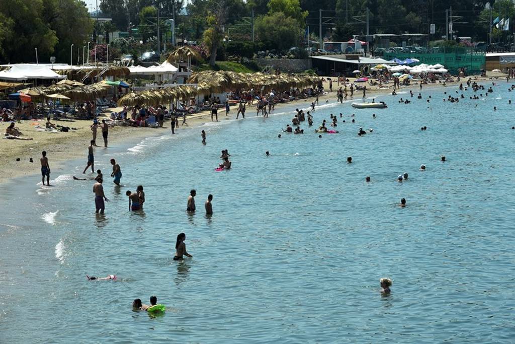 Οι Αθηναίοι γέμισαν τις παραλίες της Αττικής (Photos) - Media