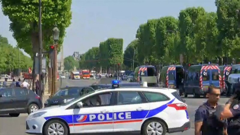 Nέα τρομοκρατική επίθεση στο Παρίσι: Αυτοκίνητο-«βόμβα» έπεσε πάνω σε όχημα της αστυνομίας στα Ηλύσια Πεδία (Videos) - Media
