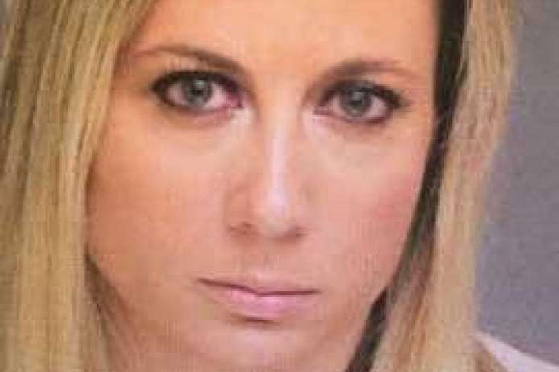 Άφωνοι οι αστυνομικοί: «Τσάκωσαν» καθηγήτρια σε ερωτικές περιπτύξεις με μαθητή - Media
