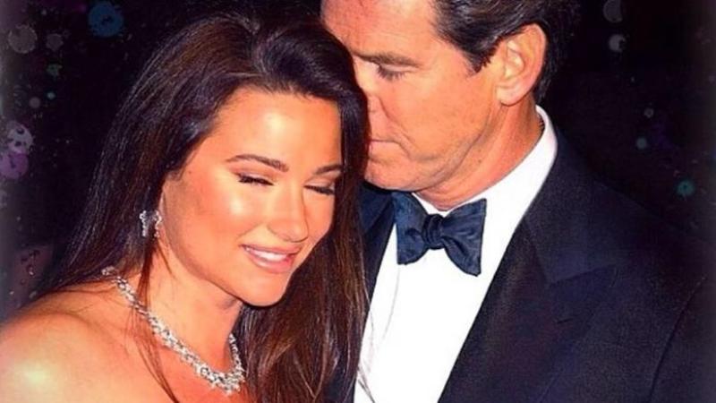 Ασυγκράτητος ο Πιρς Μπρόσναν: Δεν έπαιρνε τα χέρια του πάνω από τη σύζυγό του (Photos) - Media