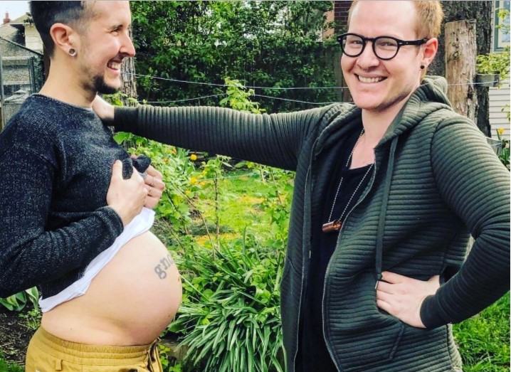 Έγκυος ο τρανσέξουαλ που έχει ήδη δύο υιοθετημένα παιδιά με τον σύζυγό του- Η απίστευτη ιστορία τους  (photos) - Media