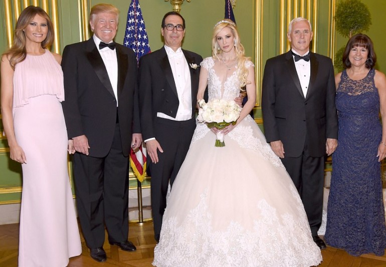 Ο  χλιδάτος γάμος του ΥΠΟΙΚ του Τραμπ: Σέξι ηθοποιός η νύφη – Μελάνια και Ιβάνκα με παρόμοια φορέματα (Photos) - Media
