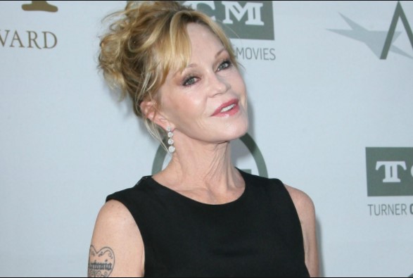 59 και να… καίει! Η Μέλανι Γκρίφιθ αποκαλύπτει το γυμνασμένο κορμί της (Photo) - Media