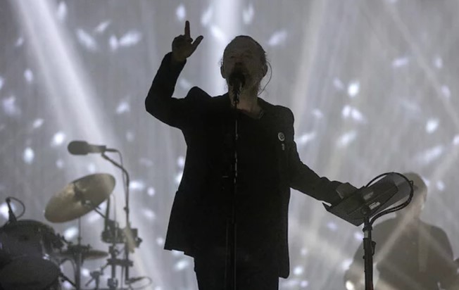 Υστερία για τον Τζέρεμι Κόρμπιν στη συναυλία των Radiohead! Χιλιάδες κόσμου τραγουδούν τ’ όνομά του (video) - Media
