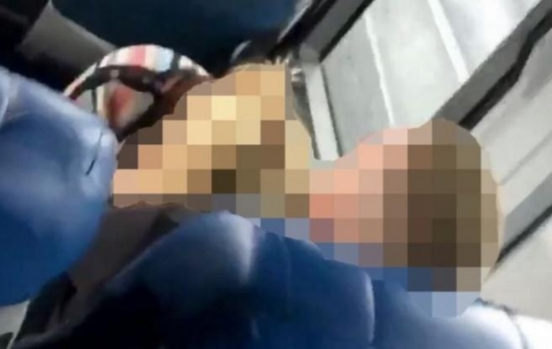 Τους έπιασαν στα πράσα μέσα στο λεωφορείο - Καμία συστολή από το ζευγάρι (Ακατάλληλο Video) - Media