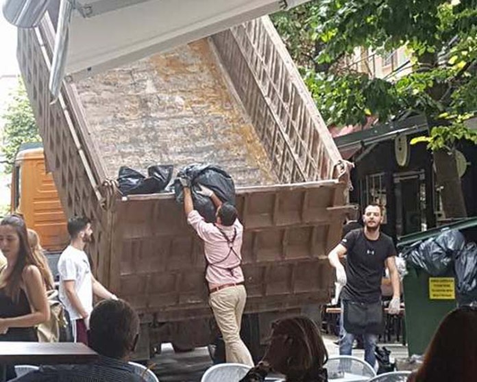 Λάρισα: Κάτοικοι μαζεύουν τα σκουπίδια σε φορτηγό (Photos) - Media