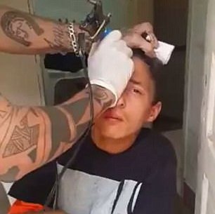 «Είμαι κλέφτης»: Έκαναν τατουάζ στο μέτωπο εφήβου για να τον… τιμωρήσουν (Video) - Media
