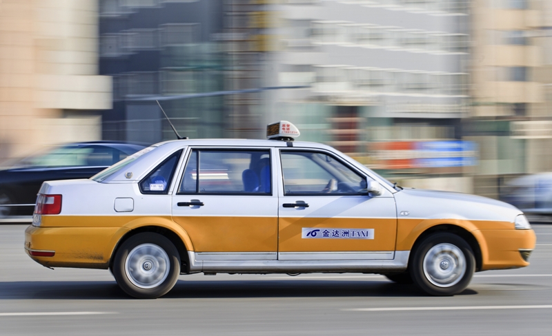 Τρόμος στο δρόμο: Ο ταξιτζής που παραβίασε κάθε κανονισμό του ΚΟΚ (Video) - Media