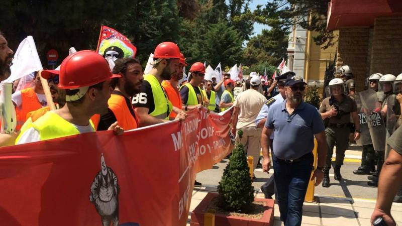 Μέλη του ΠΑΜΕ πέταξαν μπογιές στο Γ Σώμα Στρατού στη Θεσσαλονίκη (Photo & Video)  - Media