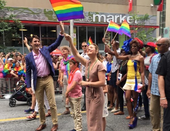 Ο Τζάστιν Τριντό στο Pride του Τορόντο: Με κάλτσες στα χρώματα του ουράνιου τόξου, χαμογελαστός και ευδιάθετος (Photos) - Media