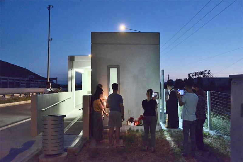 Τρισάγιο στη μνήμη των αδικοχαμένων θυμάτων της Πόρσε στην Εθνική οδό (Photos) - Media