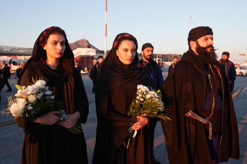 Δε θα πιστεύετε ποια είναι η θλιμμένη Κρητικοπούλα που συνόδευσε τη σορό του Μητσοτάκη στα Χανιά (Photos) - Media