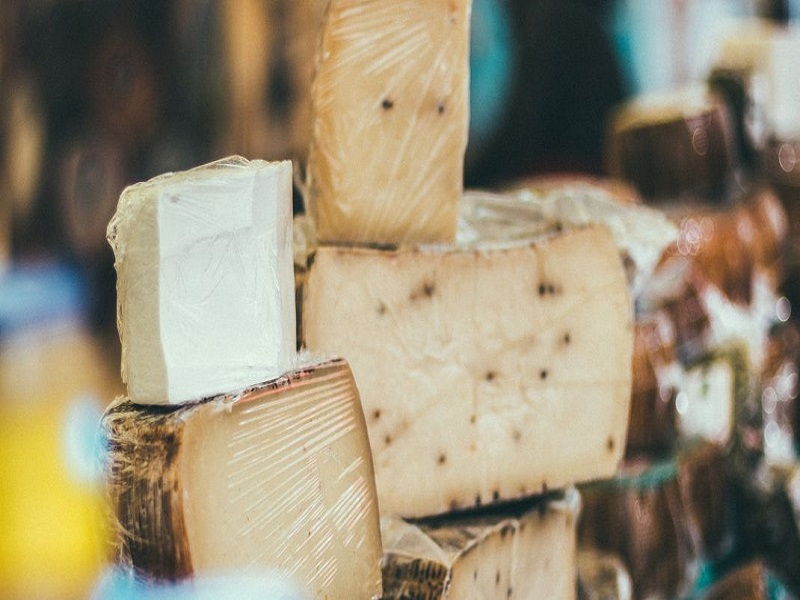 Να γιατί δεν πρέπει να τυλίγετε ποτέ το τυρί σε πλαστική μεμβράνη - Media