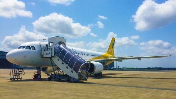 Απαράδεκτο: Αεροπορική εταιρεία ανάγκασε επιβάτη με ειδικές ανάγκες να συρθεί για να ανέβει στο αεροπλάνο - Media