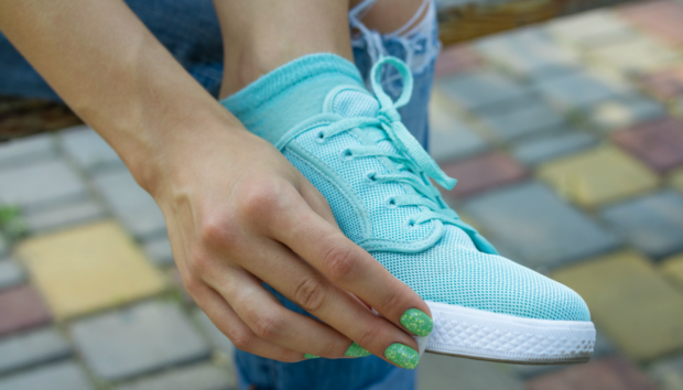 Με μια οδοντόβουρτσα καθαρίζετε τέλεια τα αθλητικά σας σε 10 λεπτά  - Δείτε πως (Video) - Media