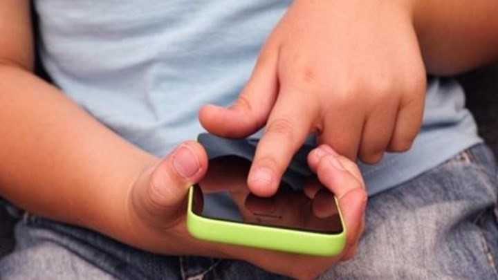 Τα παιδιά με κινητό τηλέφωνο κολλάνε πιο εύκολα... ψείρες! - Media