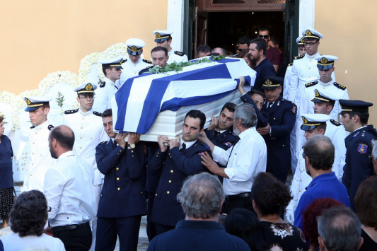 Κέρκυρα: Με τιμές ήρωα κηδεύτηκε ο 33χρονος δόκιμος ανθυποπυραγός Αριστείδης Μουζακίτης - Κατατέθηκε στεφάνι εκ μέρους του πρωθυπουργού - Media