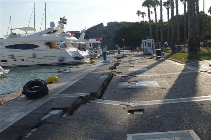 Δεύτερο βράδυ αγωνίας στην Κω - Περισσότεροι από 200 μετασεισμοί - Οι 15 άνω των 4 Ρίχτερ - Δυο νεκροί, πέντε σοβαρά τραυματίες - Media