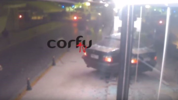 «Τρελό» αυτοκίνητο εισέβαλε με ταχύτητα σε μπαρ στην Κέρκυρα - Άρχισαν να τρέχουν έντρομοι οι θαμώνες (Video) - Media