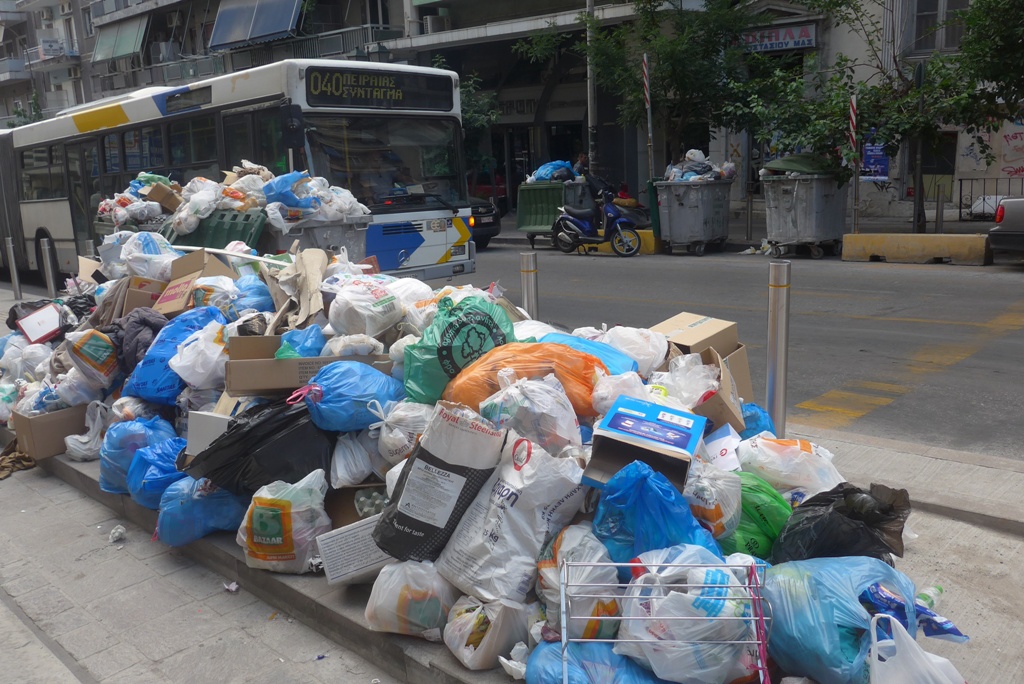 Άλλες τρεις ημέρες για να μαζευτούν τα σκουπίδια στον Πειραιά - Media