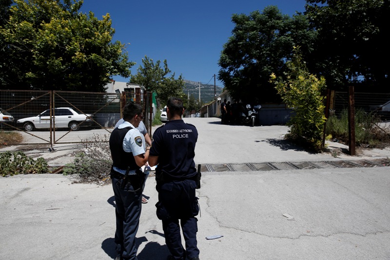 Δεκάδες συλλήψεις στην επιχείρηση της ΕΛ.ΑΣ. στο Μενίδι - Για οπλοκατοχή, λαθραία τσιγάρα και ναρκωτικά - Media