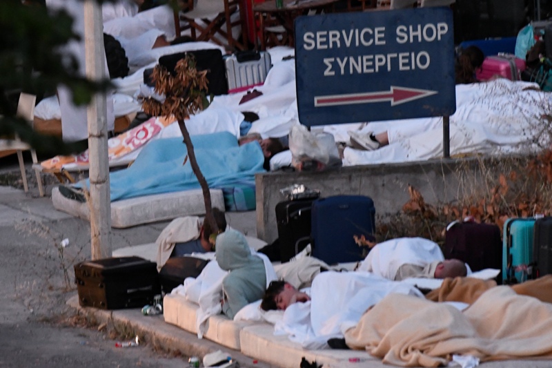 Σε πάρκα, δρόμους, παγκάκια, καφενεία κοιμήθηκαν οι κάτοικοι της Κω-Φοβούνται νέο σεισμό - Media