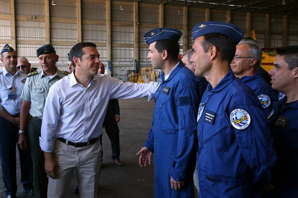 Το δώρο που έκαναν οι τεχνικοί των καναντέρ στον Τσίπρα (Photos) - Media