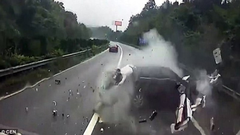 Τρομακτικό: Επιβάτης αυτοκινήτου εκτοξεύτηκε από το παράθυρο και επέζησε (Video) - Media