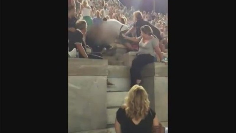 Εικόνες ντροπής από τη συναυλία στο Καλλιμάρμαρο: Άνδρας χαστουκίζει τη γυναίκα του (Video) - Media