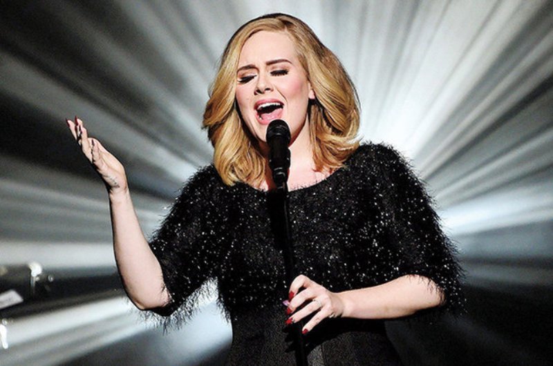 Στα «κάγκελα» θαυμάστρια της Adele για την ακύρωση των συναυλιών της: Έδωσε 6000 λίρες άδικα  - Media