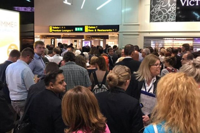 Συναγερμός στο Μάντσεστερ: Εκκενώνεται το αεροδρόμιο λόγω ύποπτου πακέτου (Photos) - Media