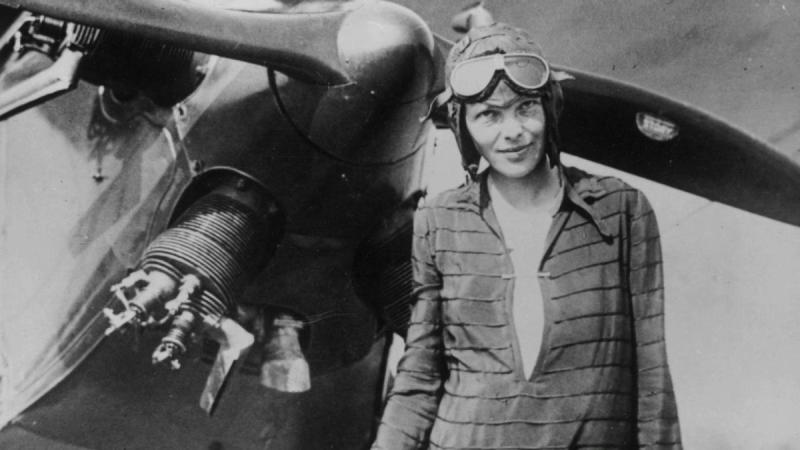 Μια φωτογραφία διχάζει παραγωγούς και ιστορικούς σχετικά με το μοιραίο τέλος της εξαφανισμένης αεροπόρου Αμέλια Έαρχαρτ - Media