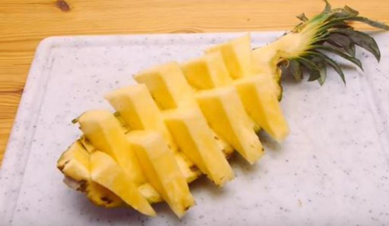 Φοβερό τρικ: «Αψεγάδιαστο» κόψιμο ανανά σε…δευτερόλεπτα! (Video) - Media