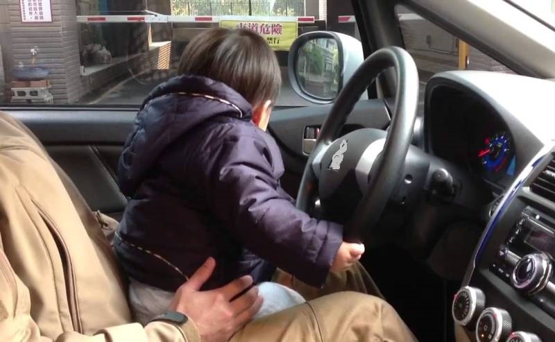 Δολοφόνος: Έδωσε το τιμόνι στη δέκα μηνών κόρη του (Video) - Media