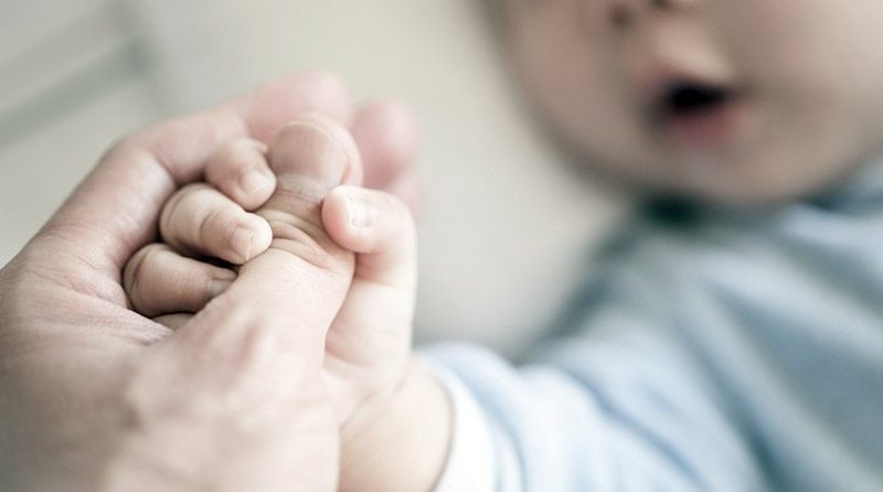 Προφυλακιστέοι οι 2 γονείς που κατηγορούνται ότι κακοποιούσαν το 7 μηνών παιδί τους   - Media