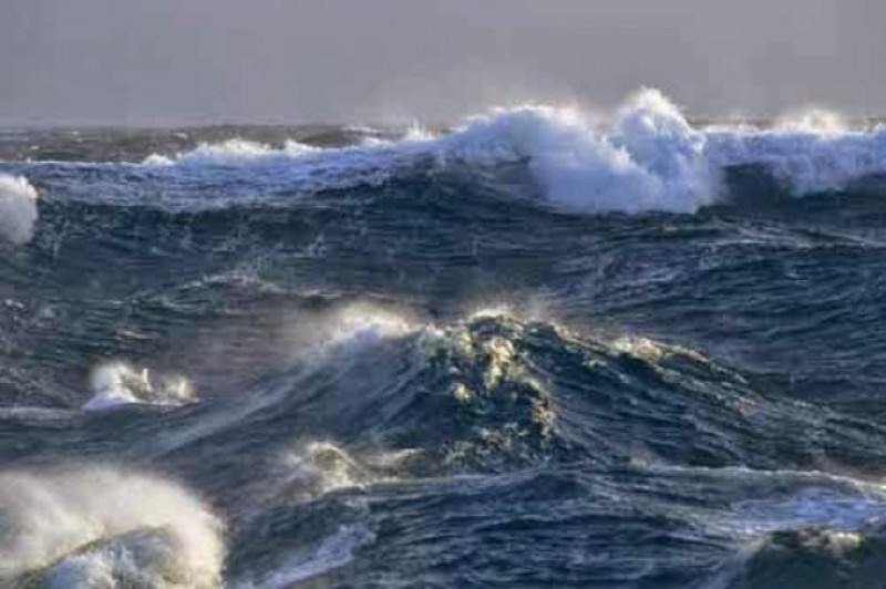 Τεράστια κύματα «καταπίνουν» το πλοίο στην Τήνο - H υπερπροσπάθεια του καπετάνιου (Video) - Media