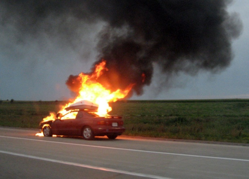 Κόλαση φωτιάς: Αυτοκίνητο τυλίχθηκε εν κινήσει στις φλόγες στη Νέα Μηχανιώνα - Media