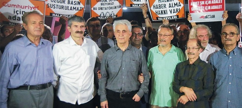Ύστερα από τη διεθνή κατακραυγή: Αποφυλακίστηκαν οι 7 συνεργάτες της εφημερίδας Cumhuriyet στην Τουρκία  - Media