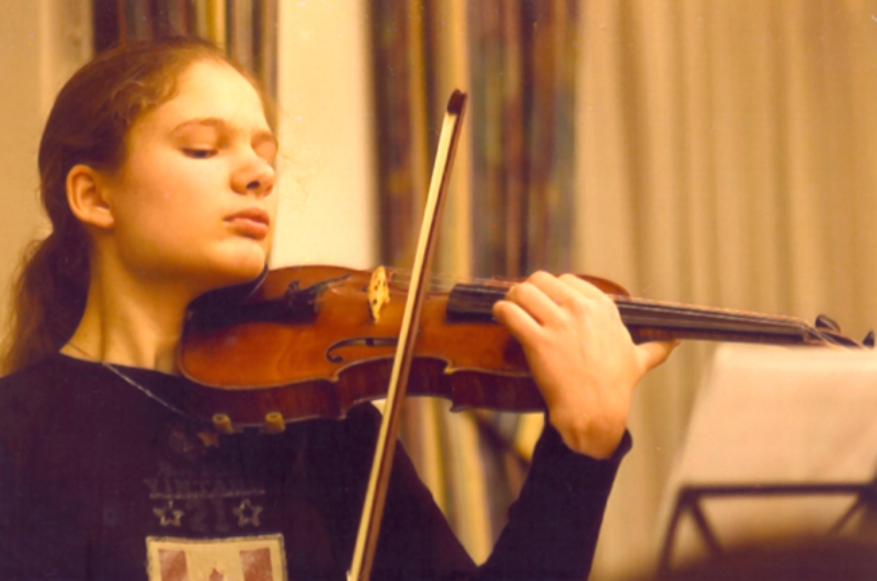 Έμι Στορμς: Η Ολλανδή βιολίστρια που παίζει Τσιτσάνη - Media