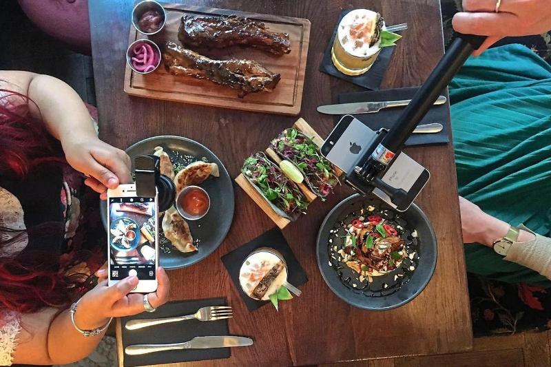 Εστιατόριο στο Λονδίνο προσφέρει μαζί με το γεύμα εξοπλισμό για την τέλεια φωτογραφική λήψη για το Instagram - Media
