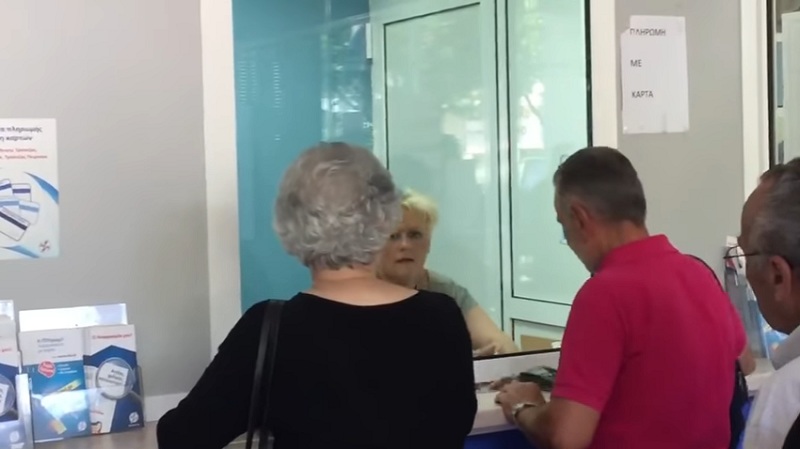 Αυτά συμβαίνουν μόνο στην Ελλάδα: Υπάλληλος της ΔΕΗ, πηγαινοέρχεται αλαφιασμένη σε δυο γκισέ για να εξυπηρετήσει τον κόσμο (Video) - Media