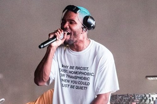 Ο τραγουδιστής Φρανκ Όσιαν και το Τ-shirt με το αντιρατσιστικό μήνυμα - Media