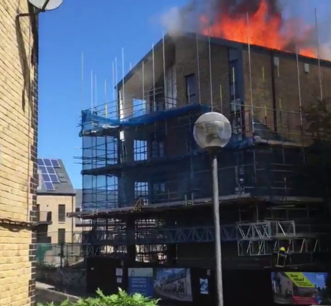 Ο εφιάλτης ζωντάνεψε ξανά Βρετανία - Νέα πυρκαγιά σε συγκρότημα κατοικιών (Video) - Media