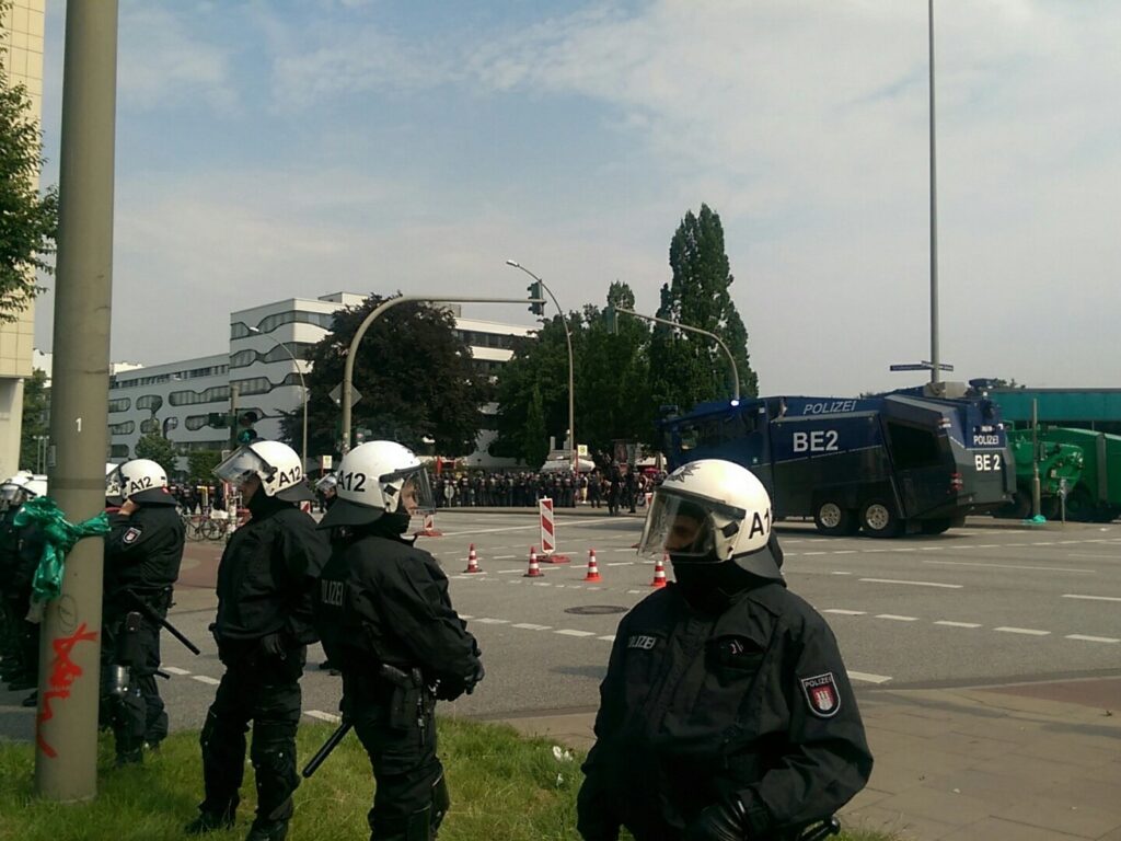 Κόλαση στη Γερμανία: Αστυνομικός έριξε «προειδοποιητική βολή» σε διαδηλωτές κατά της G20 - Media