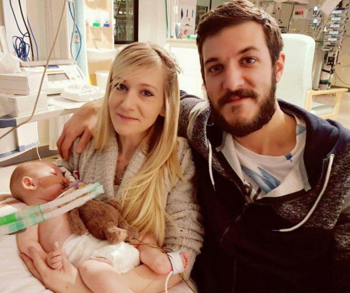 Οι γονείς του μικρούλη Τσάρλι, κατά του νοσοκομείου όπου νοσηλεύεται – Δεν τον αφήνουν να πεθάνει στο σπίτι του - Media
