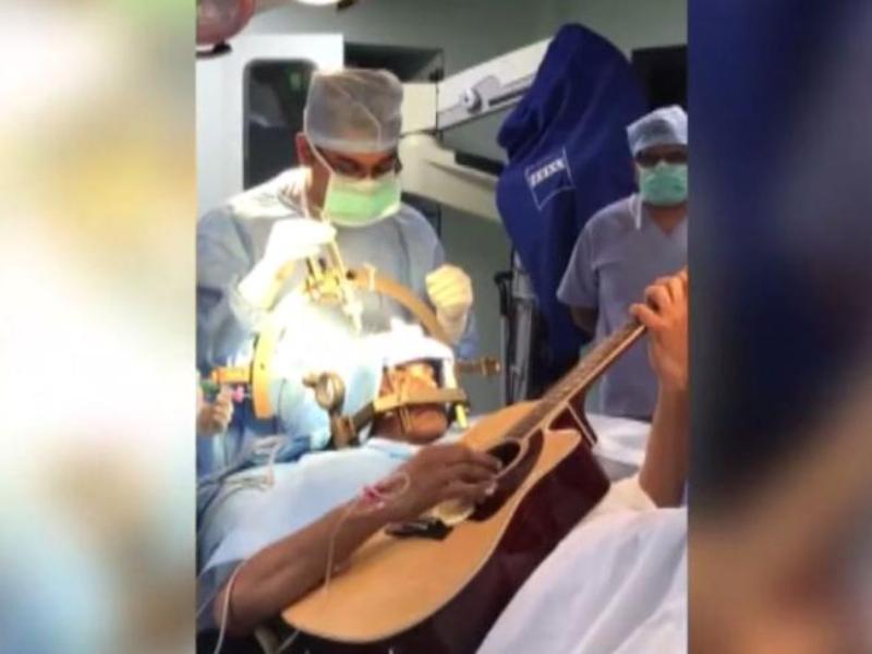 Απίστευτο: Έπαιζε κιθάρα την ώρα που τον χειρουργούσαν στον εγκέφαλο! (Video) - Media